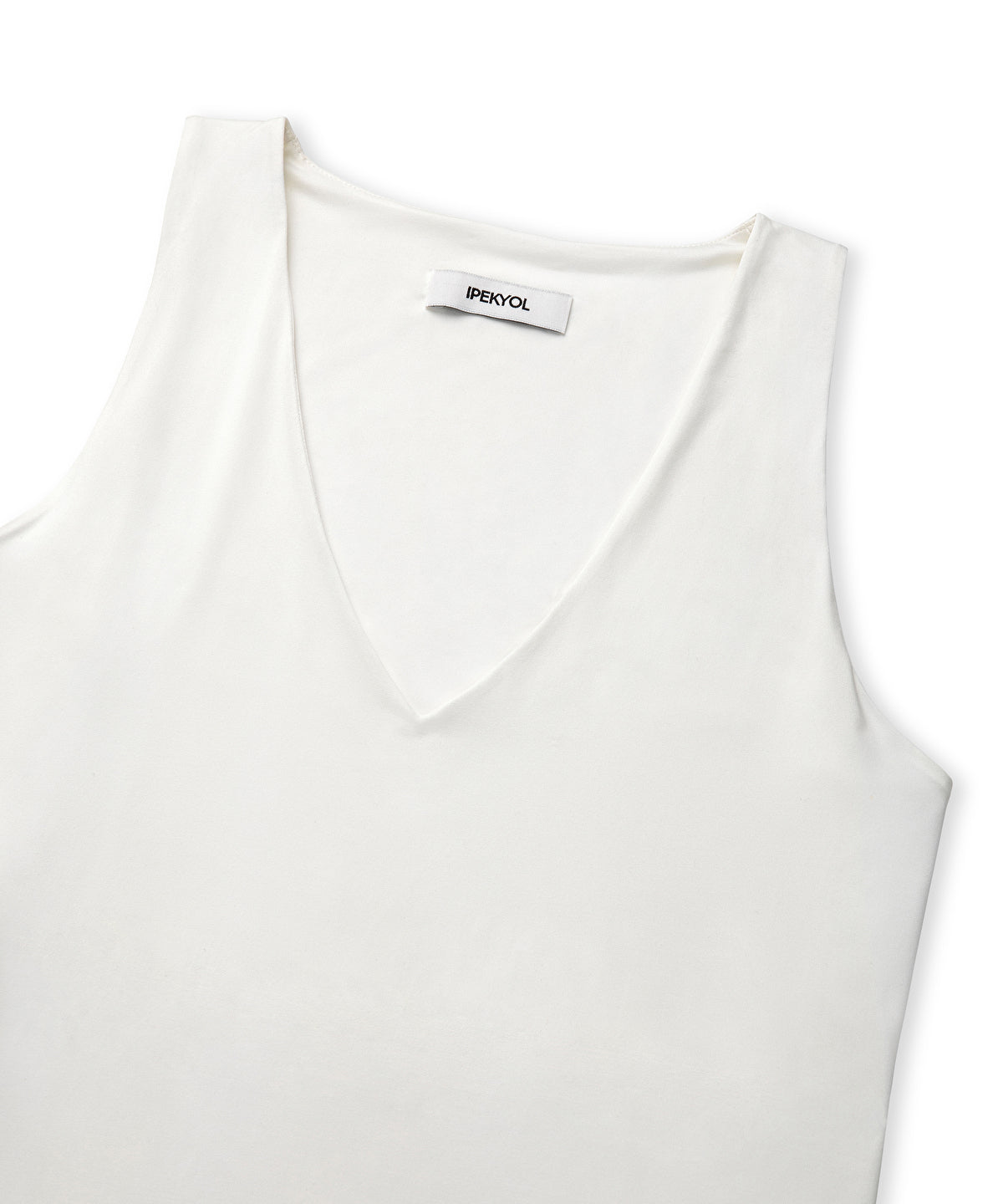 Zoomed V-Neck Basic T-Shirt