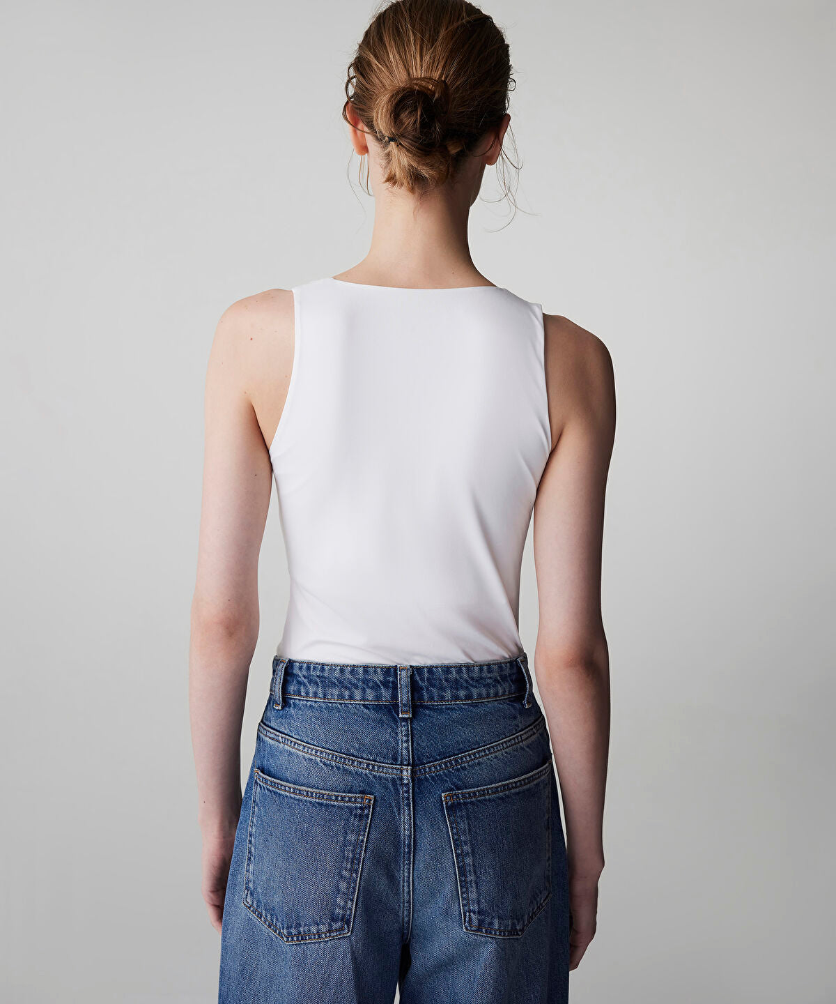 Zoomed V-Neck Basic T-Shirt