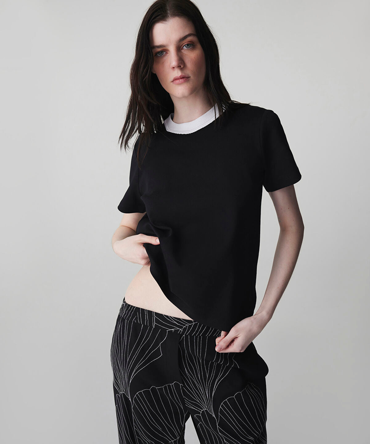 Zoomed Contrast Collar Color-Block T-Shirt