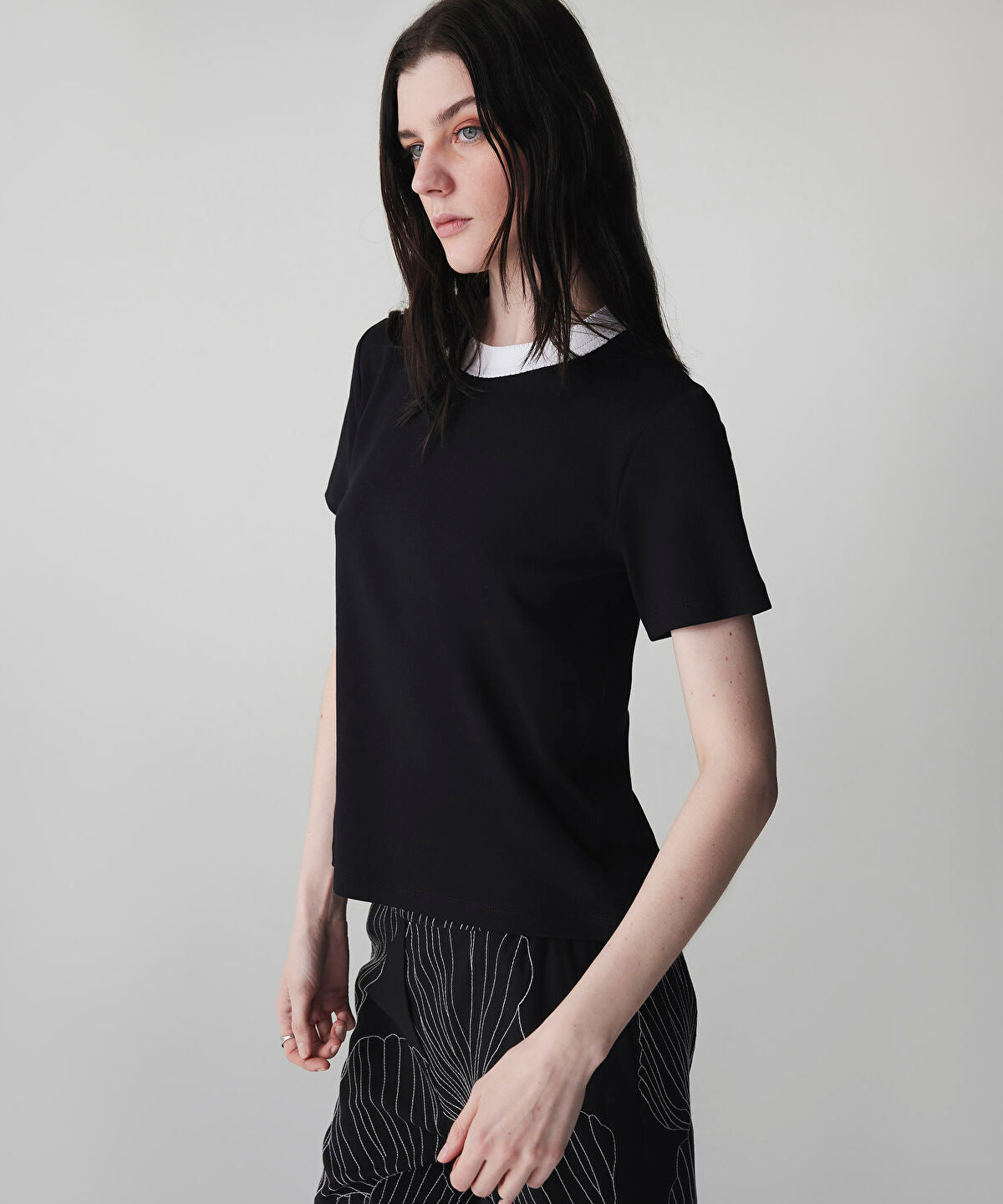 Zoomed Contrast Collar Color-Block T-Shirt