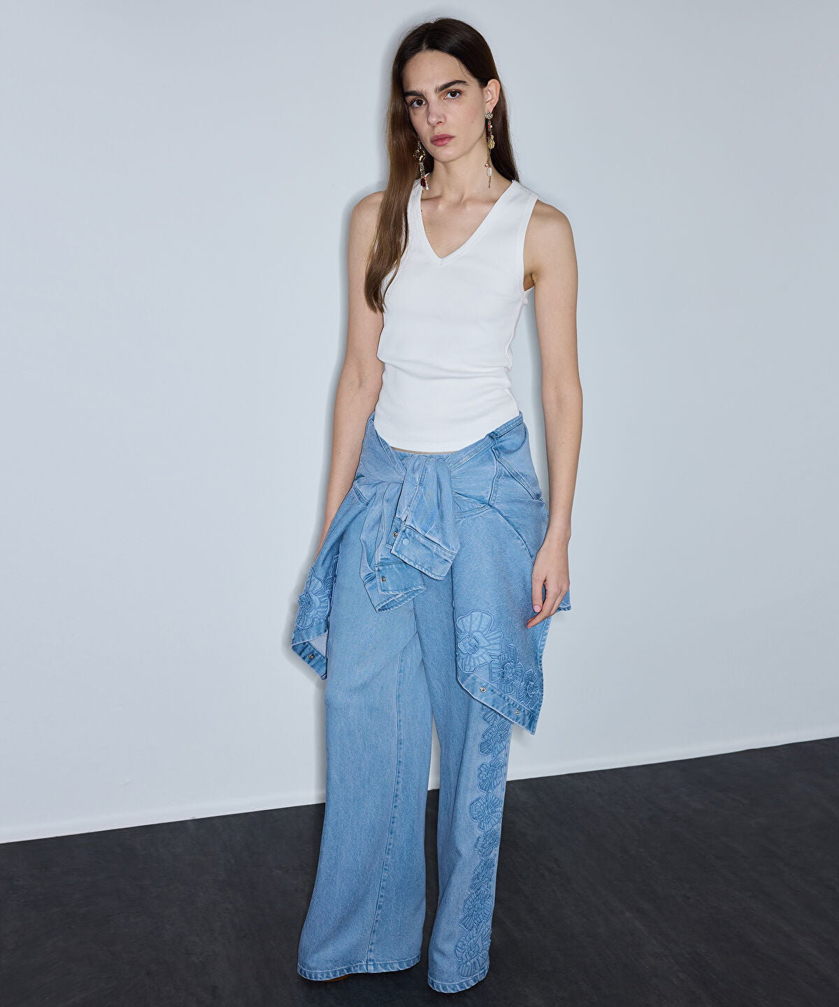 Zoomed V-Neck Basic T-Shirt