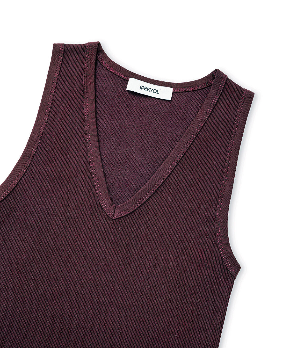 Zoomed V-Neck Basic T-Shirt