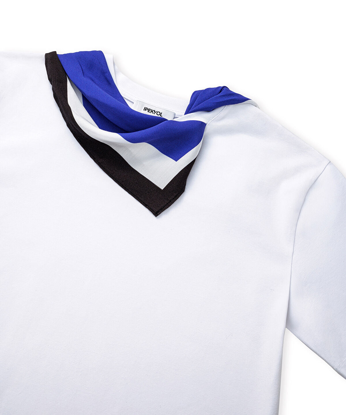 Zoomed Printed Scarf T-Shirt