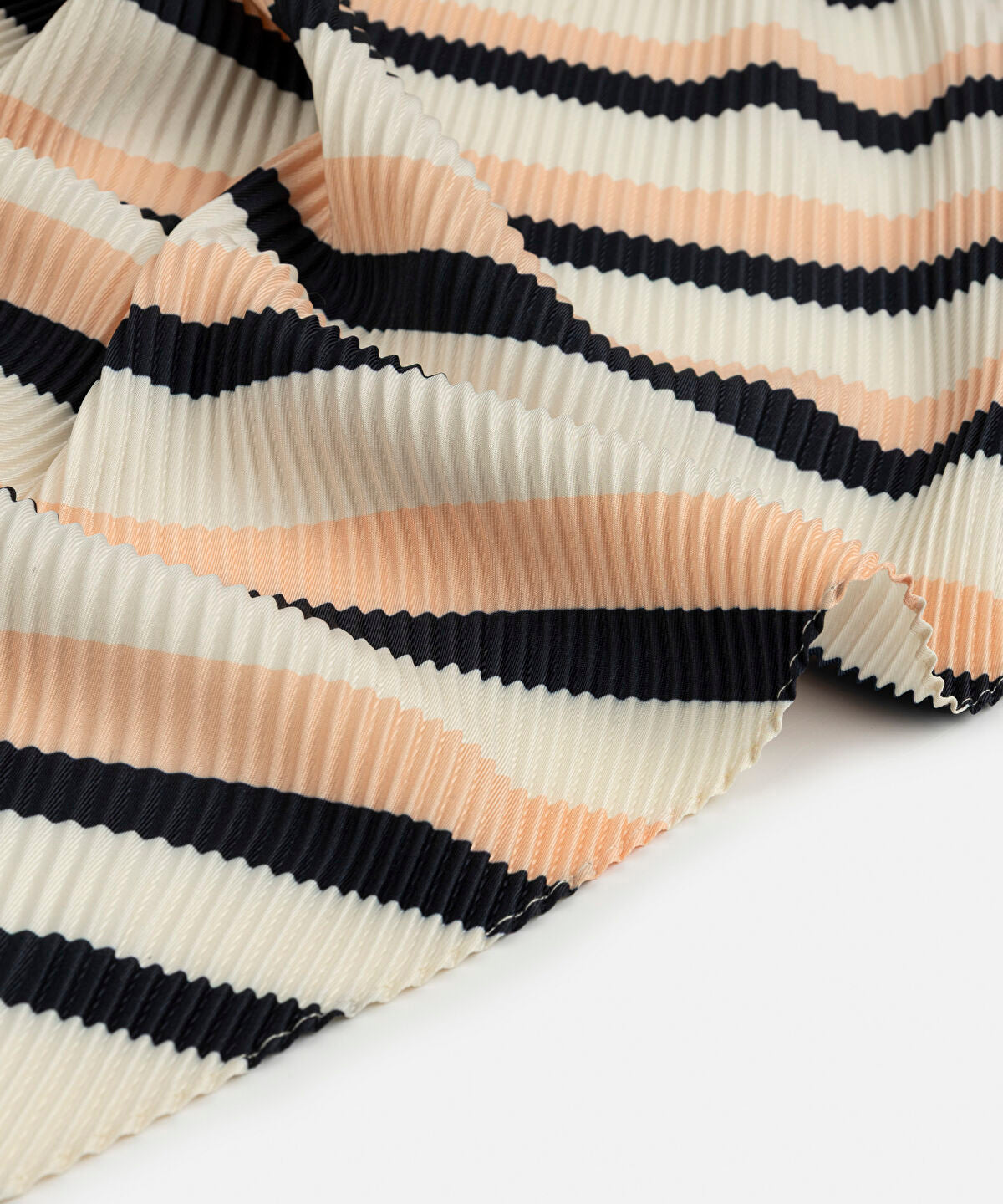 Zoomed Pleated Color-Block Scarf