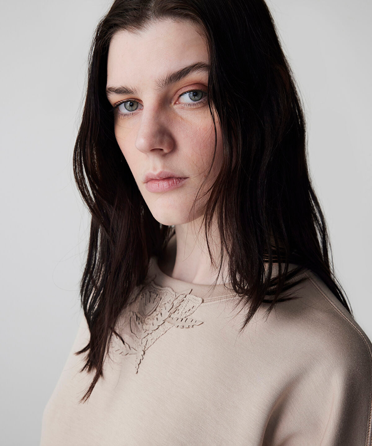 Zoomed Floral Applique Sweatshirt