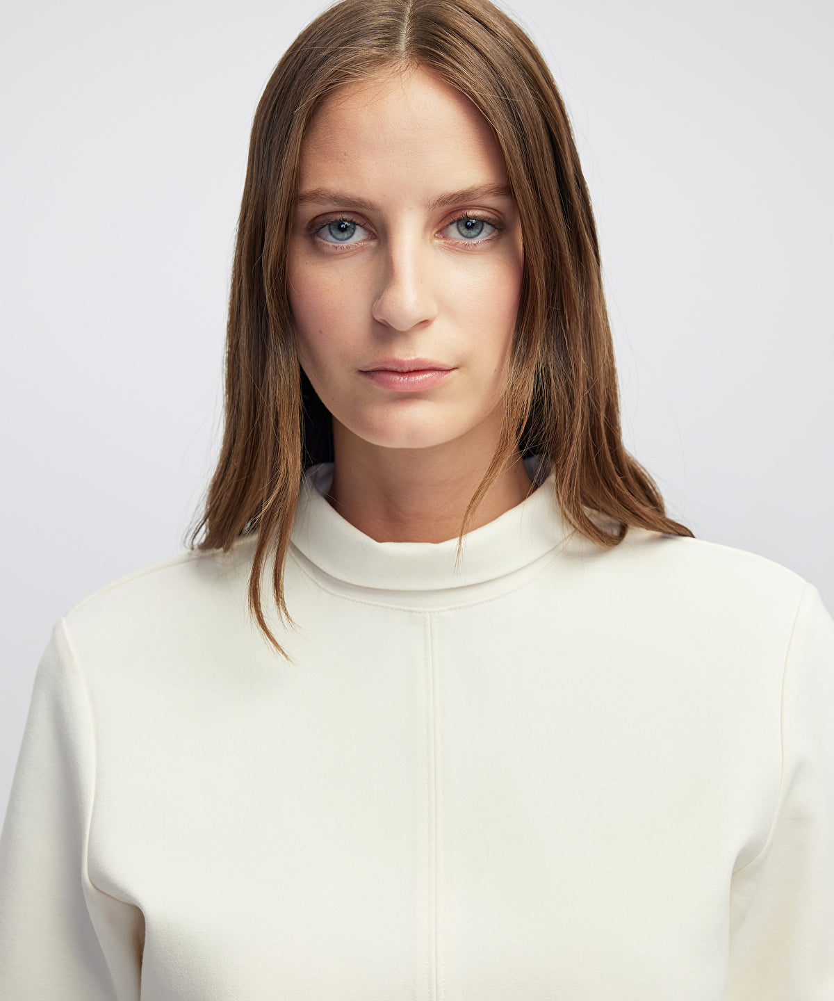 Zoomed High-Neck Basic Blouse