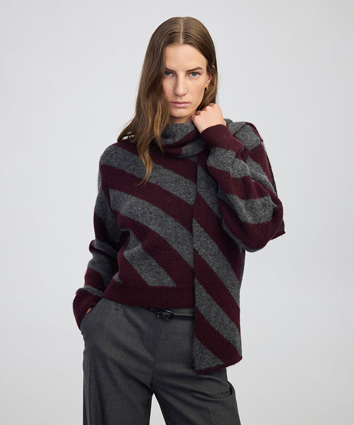 Zoomed Color-Block Knit Sweater with Scarf