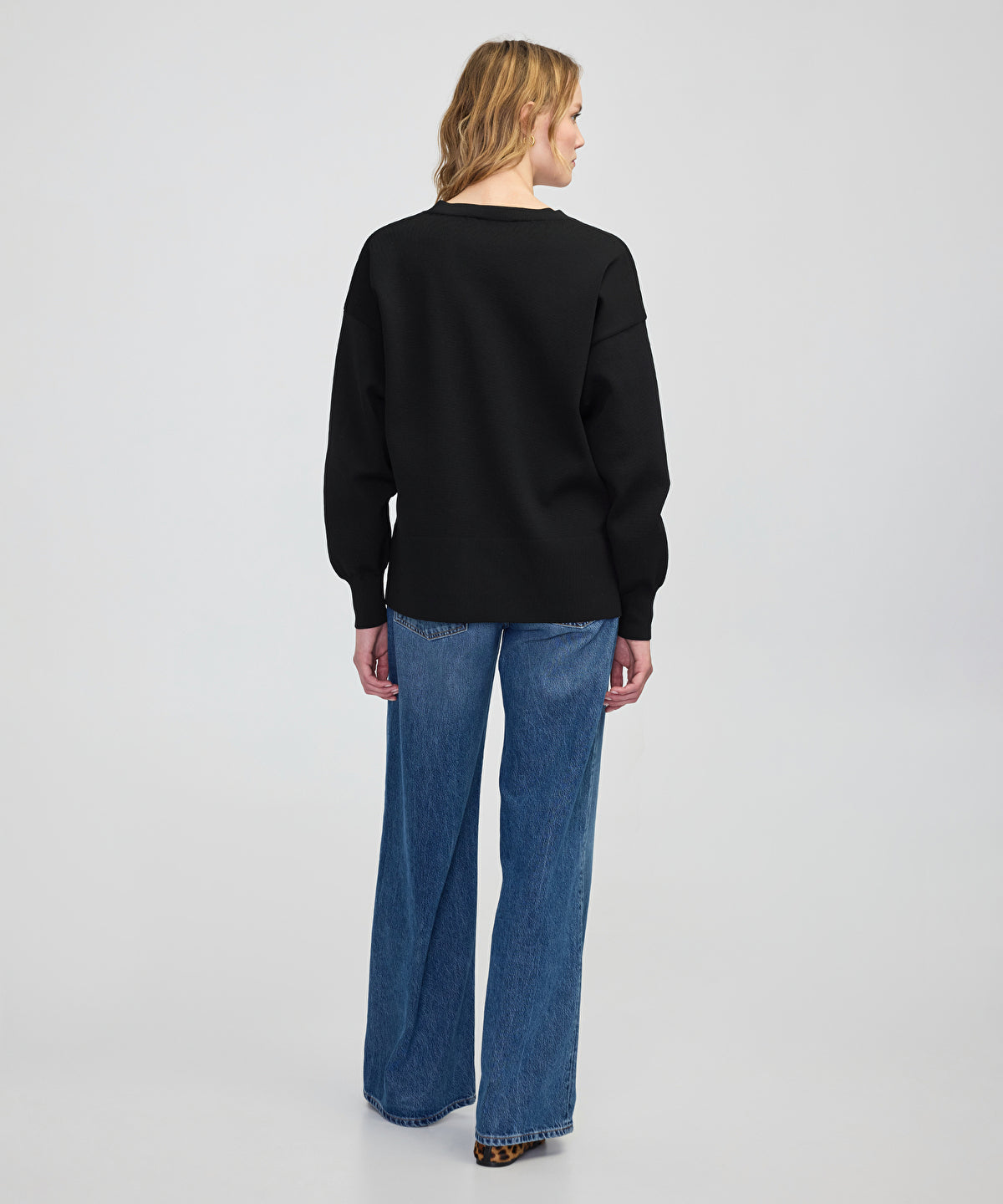 Zoomed V-Neck Basic Knit Sweater