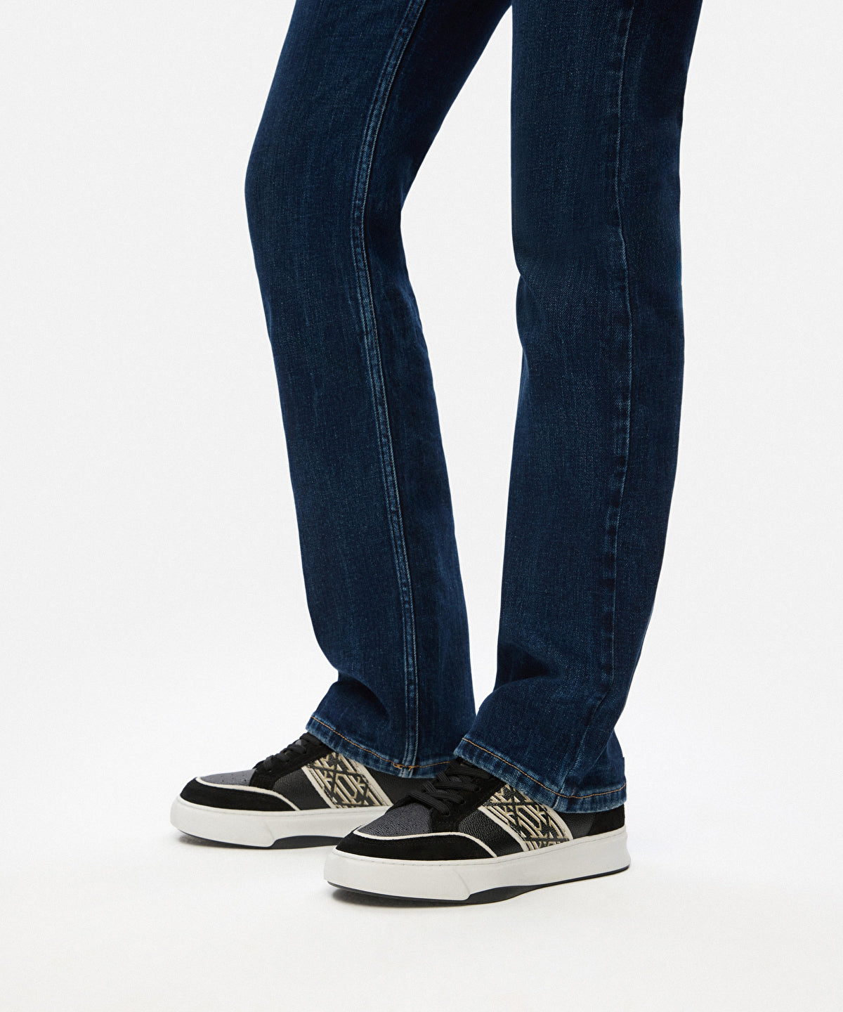 Zoomed SNEAKER