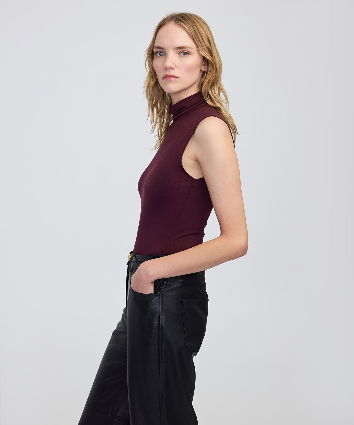 Zoomed High-Neck Basic T-Shirt