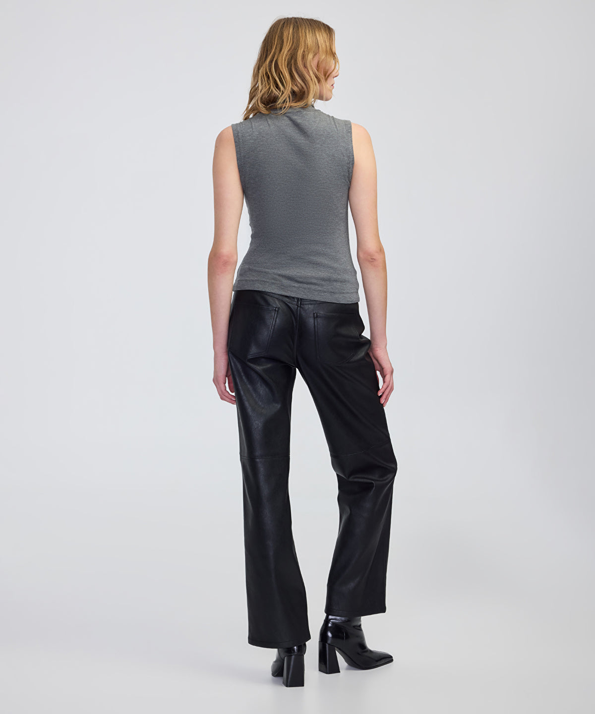 Zoomed High-Neck Basic T-Shirt