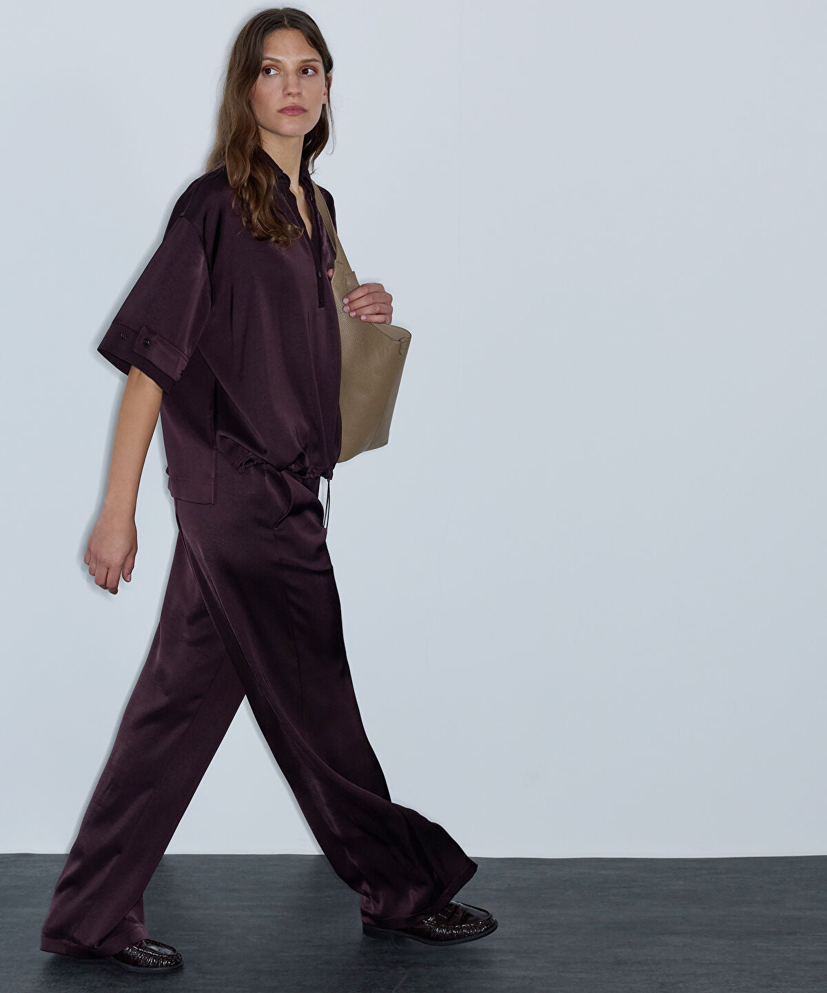Zoomed Elastic-Waist Shiny Trouser