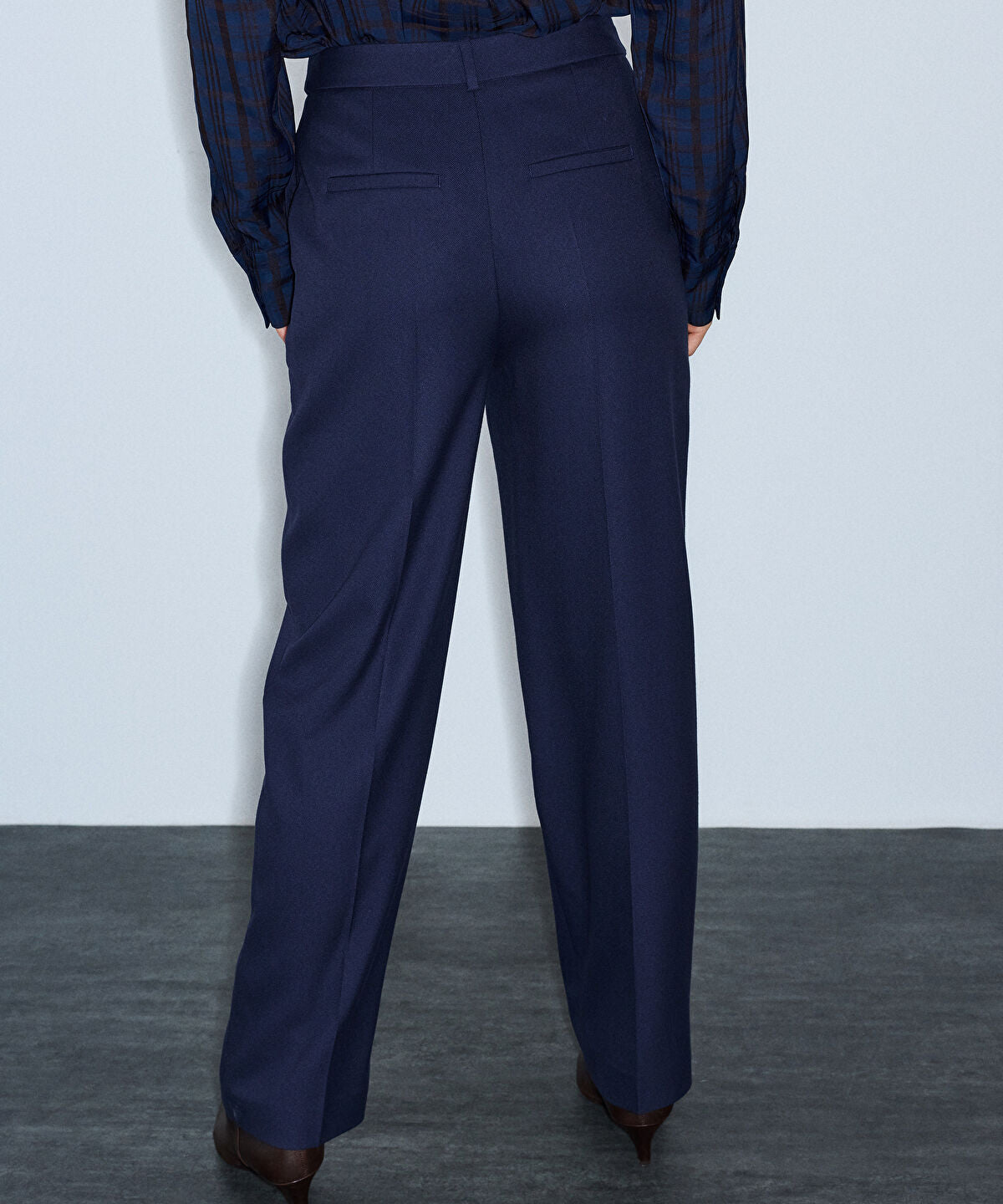 Zoomed Belted Carrot Fit Trousers