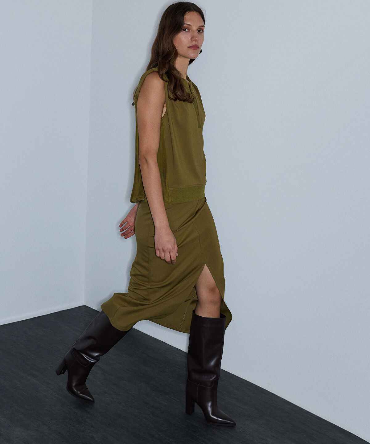 Zoomed Rib-Waist Midi Skirt