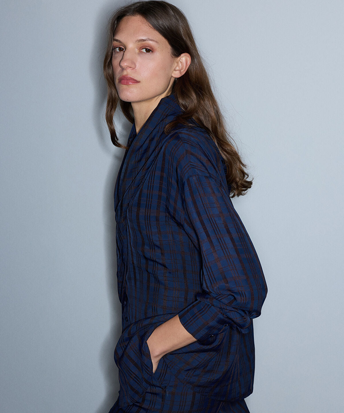Zoomed Plaid Shirt with Detachable Scarf