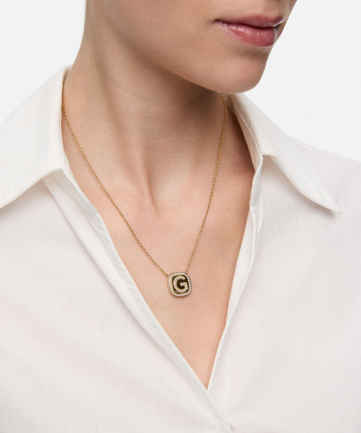 Zoomed Embellished 'G' Pendant Necklace