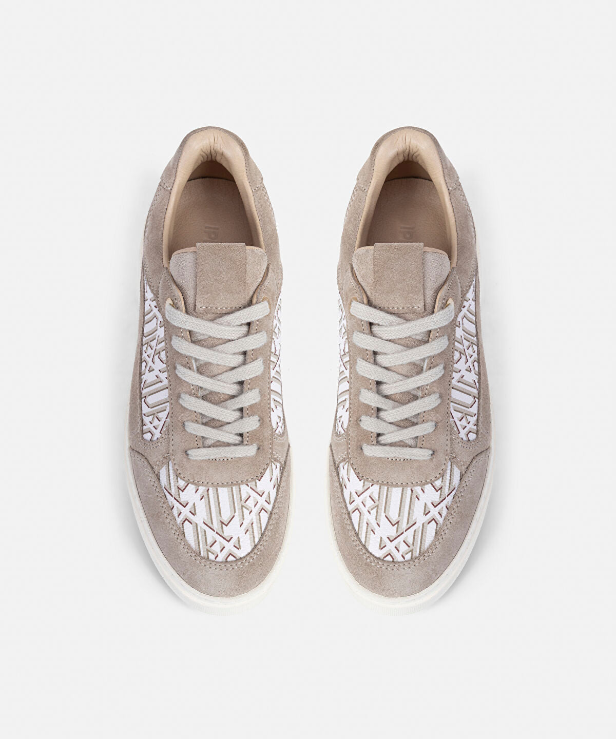 Zoomed SNEAKER